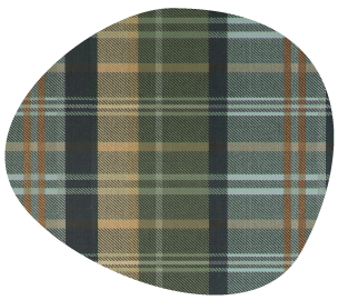 Zoom sur le papier peint tartan de l’ambiance Nothing Hall, motif écossais vert, bleu et moutarde.