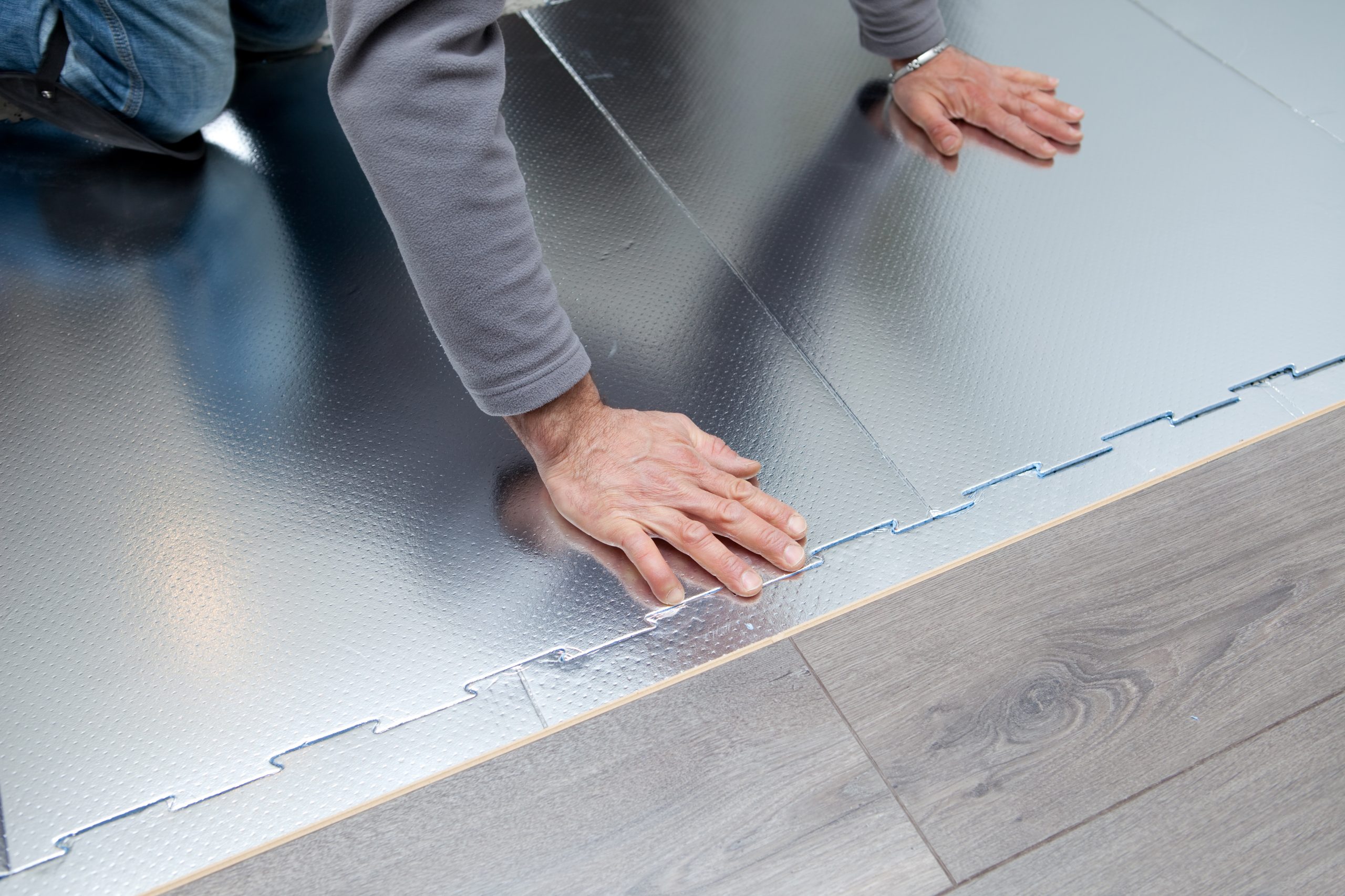 Petite fille joyeuse qui saute et écoute la musique