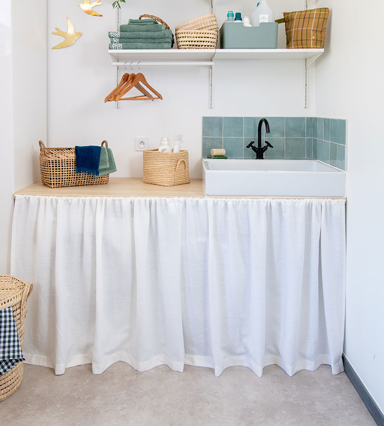 Une mère et ses enfants lisant dans une chambre lumineuse et saine, protégée par une peinture assainissante captant les polluants intérieurs.