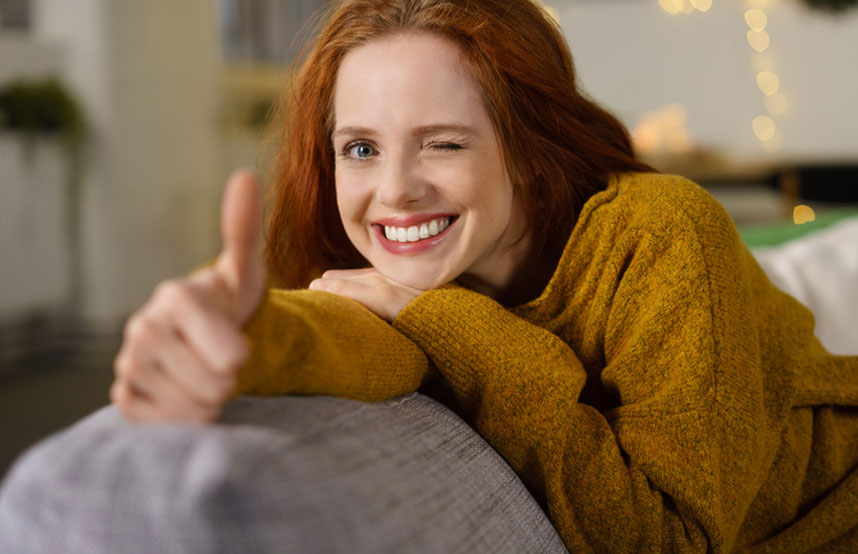 Chambre d’enfant moderne avec un sol résistant effet pierre, associant design contemporain et praticité pour un espace sécurisé.