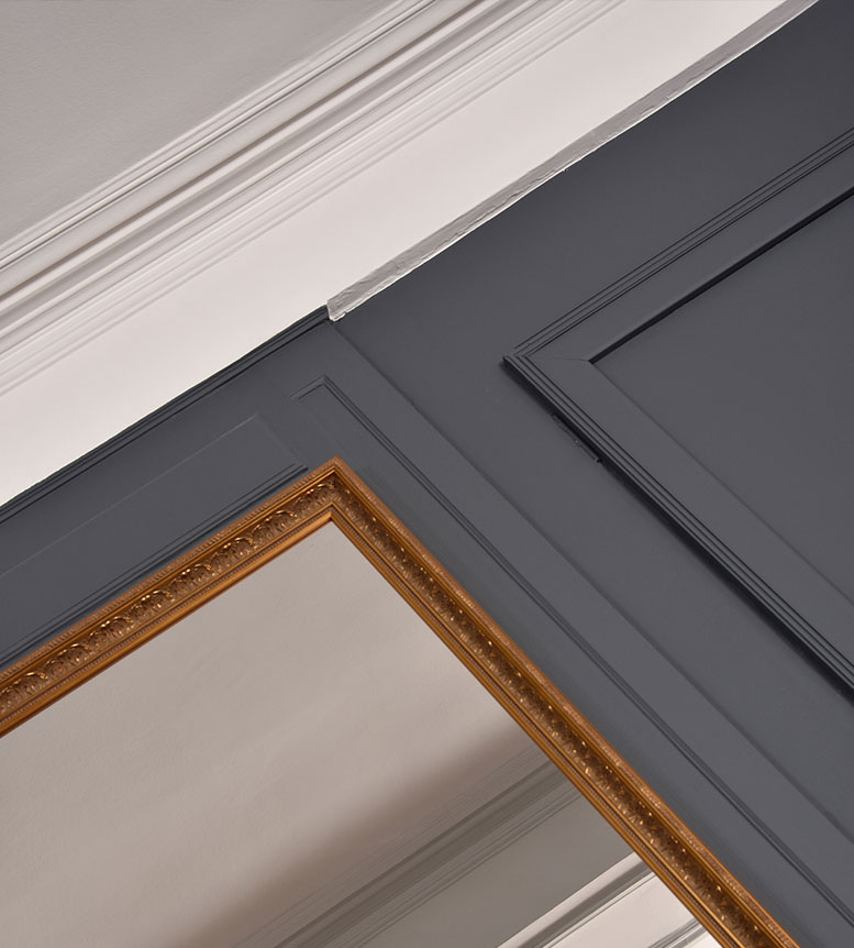 Une chambre lumineuse et chaleureuse avec un sol en PVC effet bois, un lit recouvert de textiles confortables et une grande fenêtre laissant entrer la lumière naturelle.